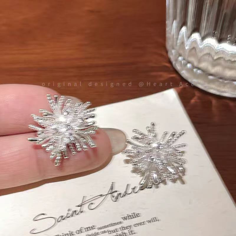 UNI- 11587 - White Flower - Earring